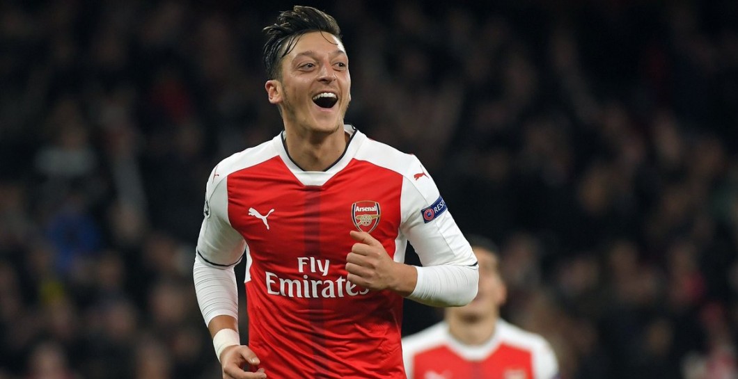 Özil celebra un gol con el Arsenal