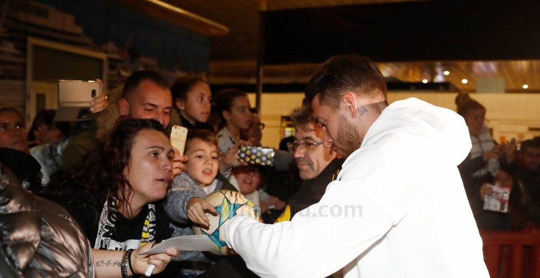 Ramos firma autógrafos tras aterrizar en Barcelona