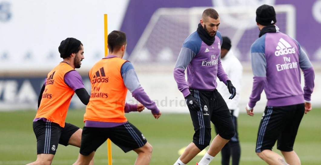 Benzema en un entrenamiento con el Madrid