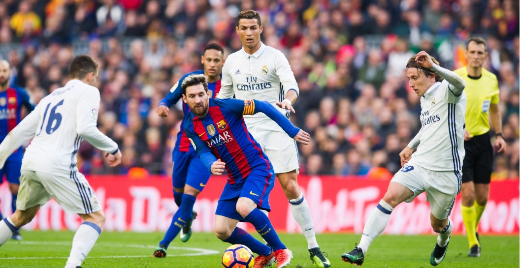 Jugadores del Madrid intentan robar el balón a Messi