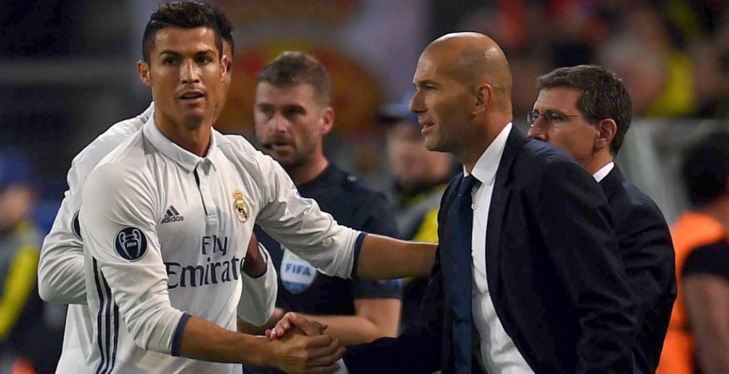 Cristiano y Zidane se saludan durante un partido