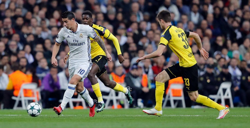James da un pase ante el Borussia Dortmund