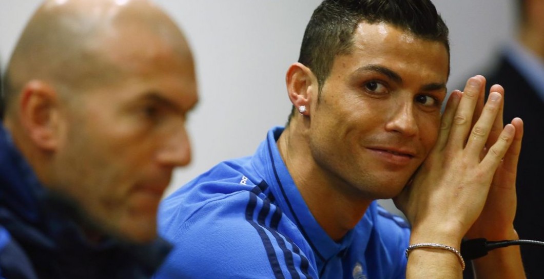 Cristiano mira a Zidane durante una rueda de prensa