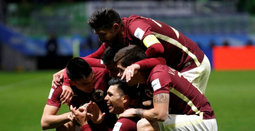 El América de México celebra uno de sus goles en el Mundial