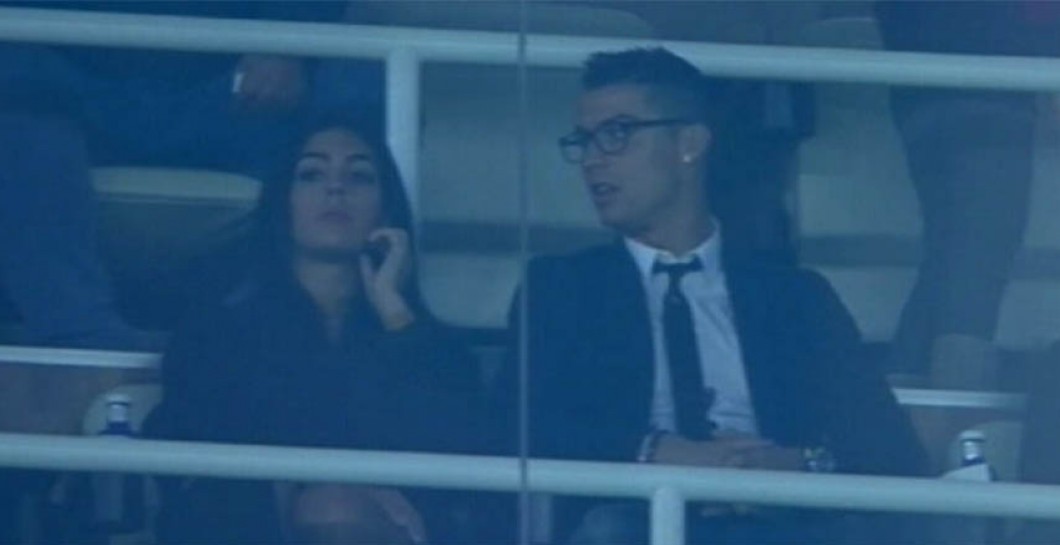Cristiano en el palco del Bernabéu junto a su novia