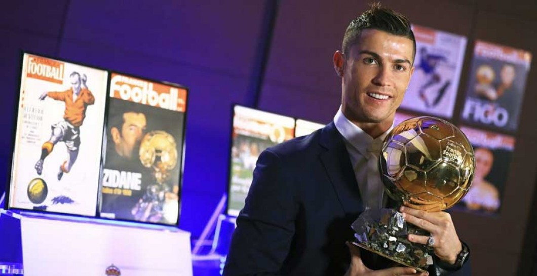 Cristiano Ronaldo junto a su cuarto Balón de Oro