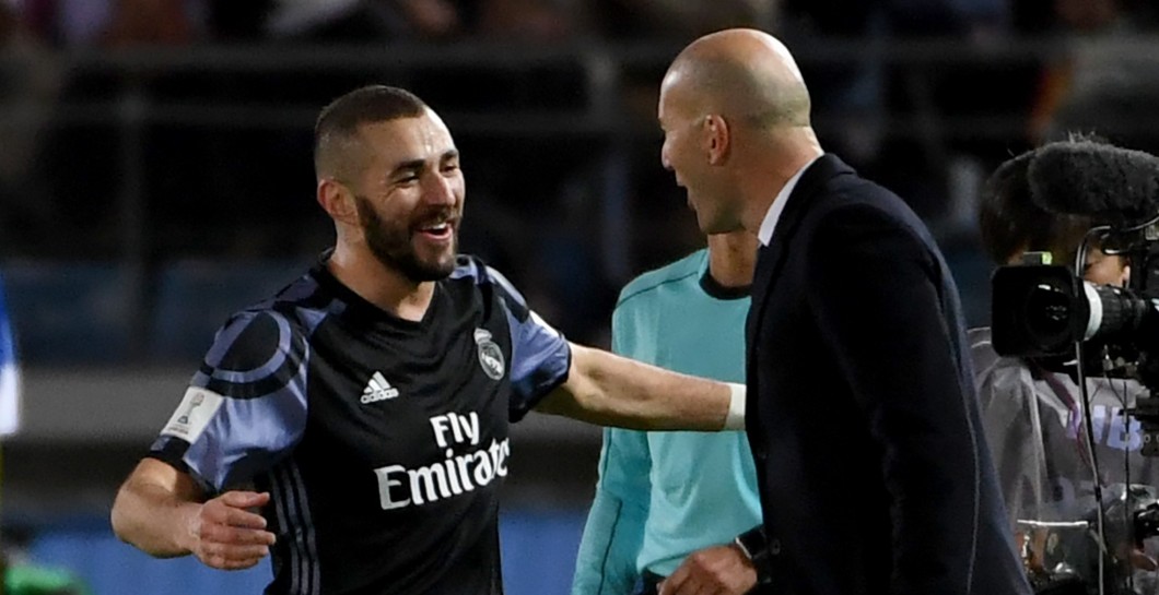 Zidane se abraza con Benzema