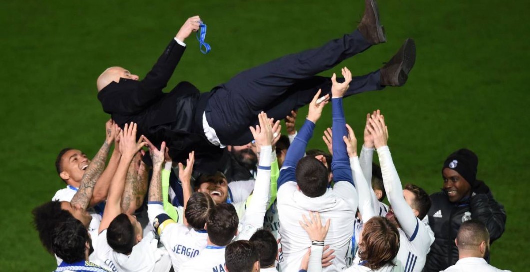 Zidane es manteado tras ganar el Mundial de Clubes