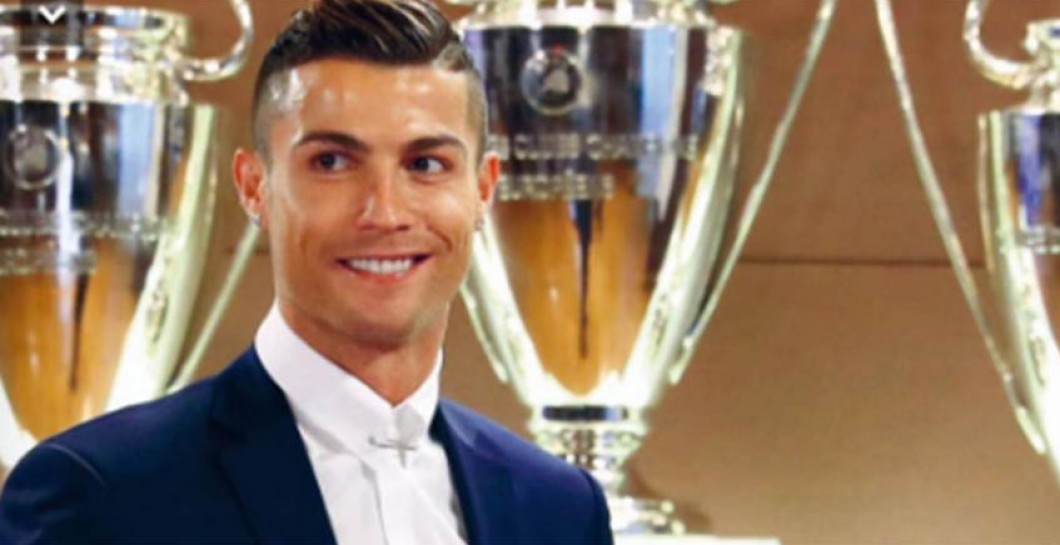 Cristiano Ronaldo con las Copas de Europa detrás suyo