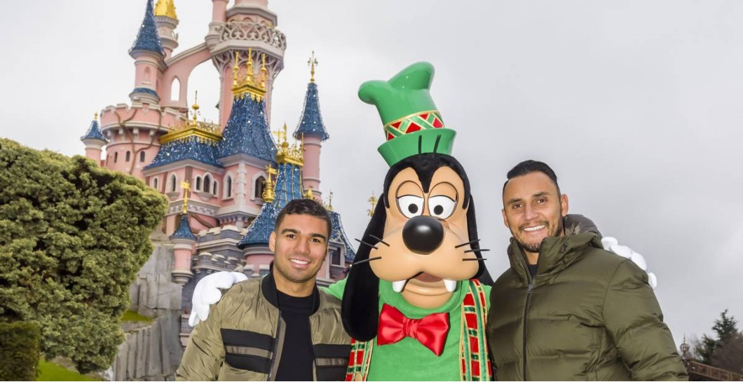 Keylor y Casemiro con Goofy en Disneyland París