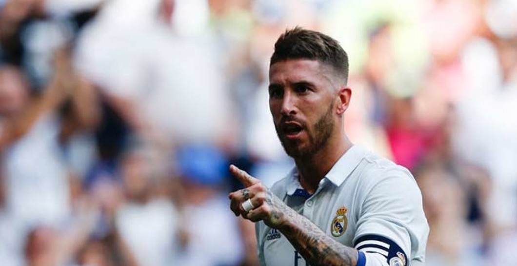 Sergio Ramos señala durante un partido