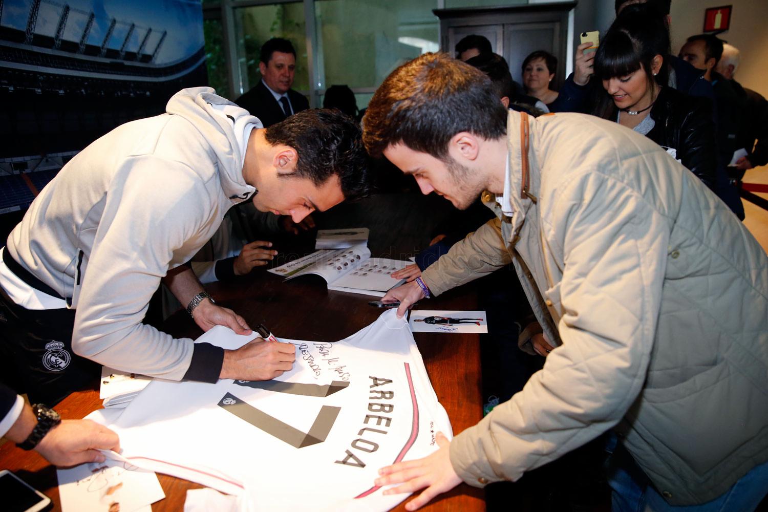 Álvaro Arbeloa firmando una camiseta en Granada