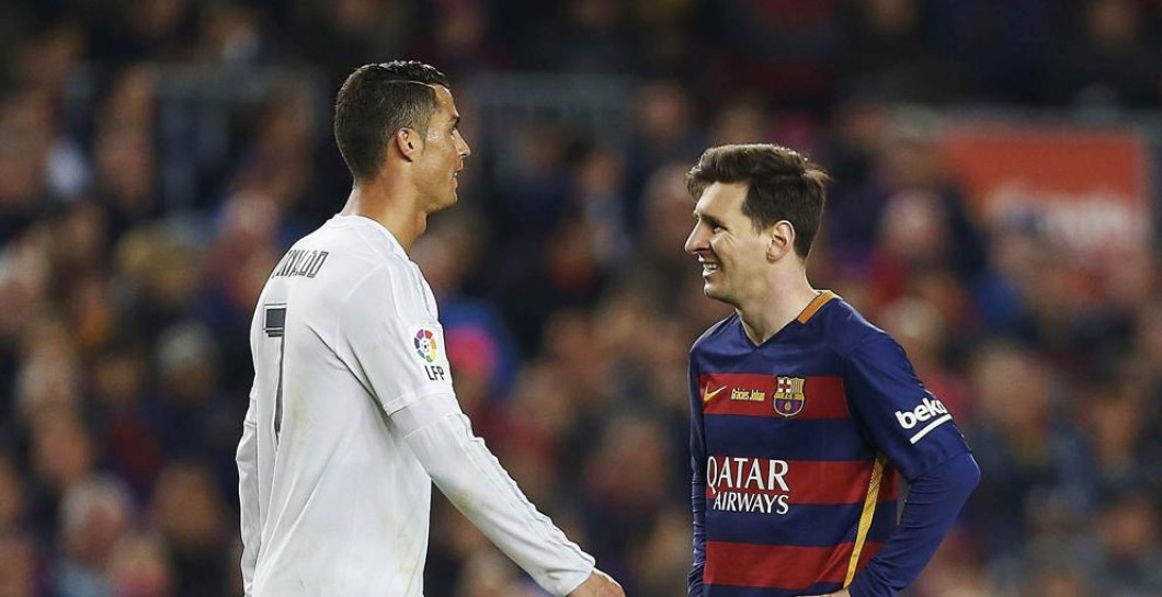 Cristiano pasa por delante de Leo Messi