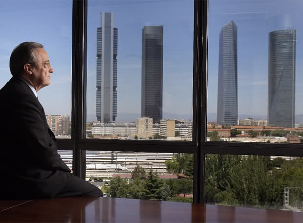 Florentino Pérez mira las torres de la antigua Ciudad Deportiva