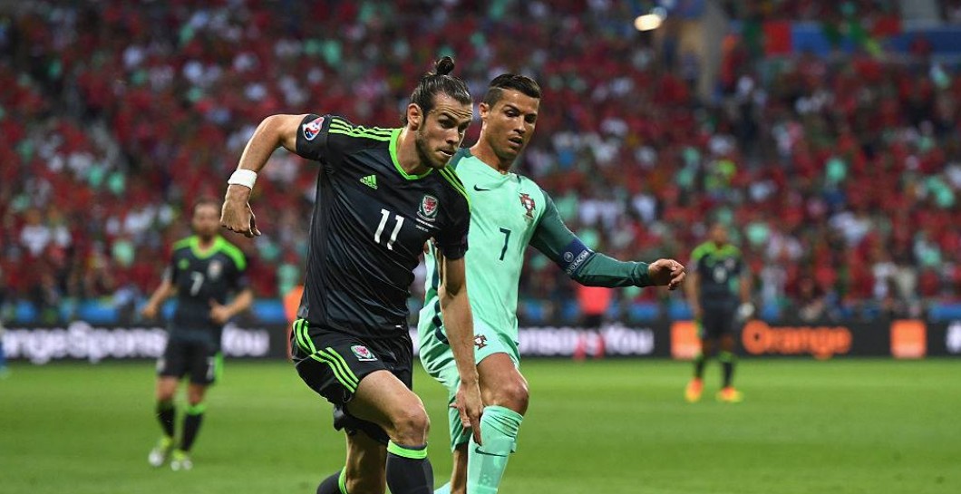 Cristiano pelea por un balón con Gareth Bale