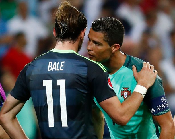 Cristiano habla con Bale tras el Gales-Portugal