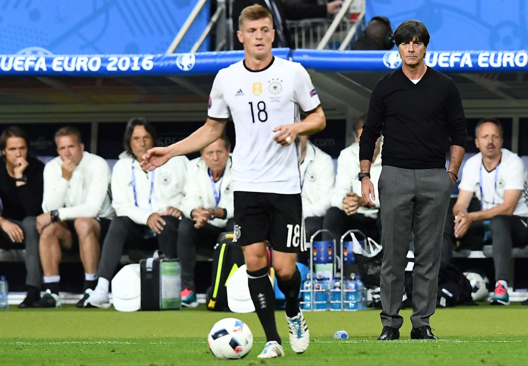 Kroos en un partido de la Eurocopa frente al banqullo alemán
