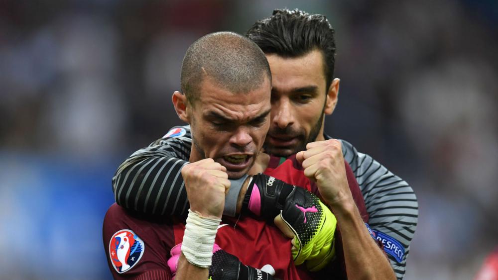 Pepe y Rui Patricio celebran la consecución de la Eurocopa