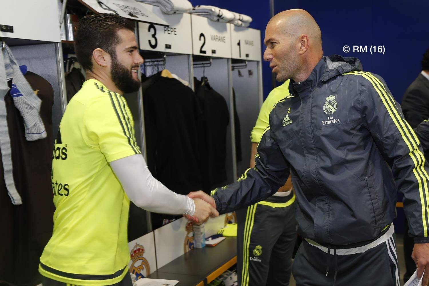 Nacho saluda a Zidane en el vestuario