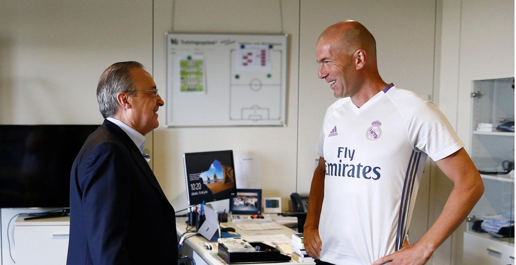 Zidane y Florentino charlan en el primer dái de trabajo del equipo blanco