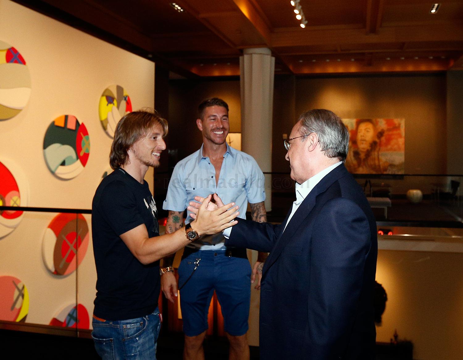 Florentino recibió a Modric y Ramos con una sonrisa