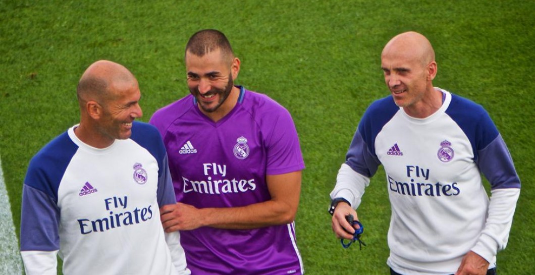 Benzema charla y ríe con Zidane en un entrenamiento