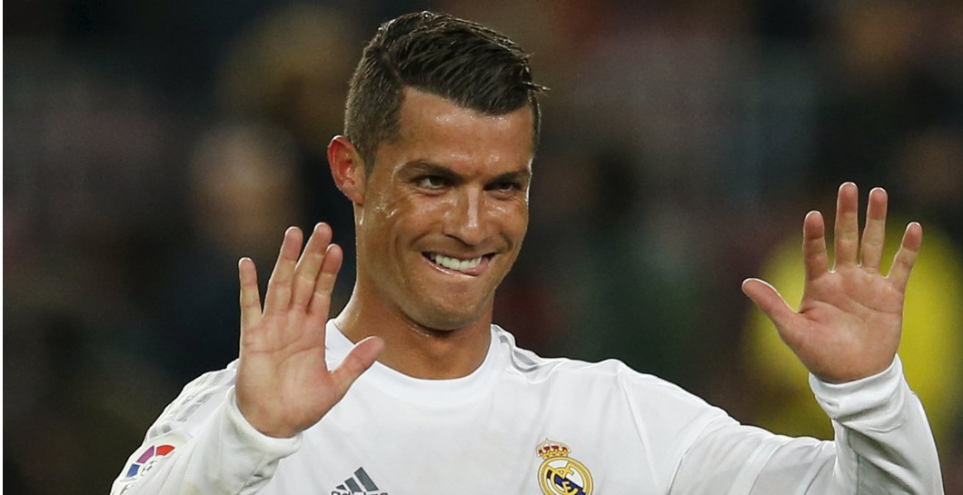 Cristiano saluda en un partido del Madrid