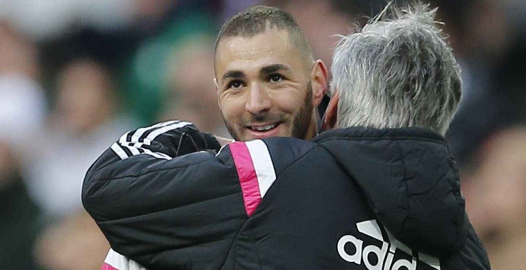 Ancelotti abraza a Karim Benzema