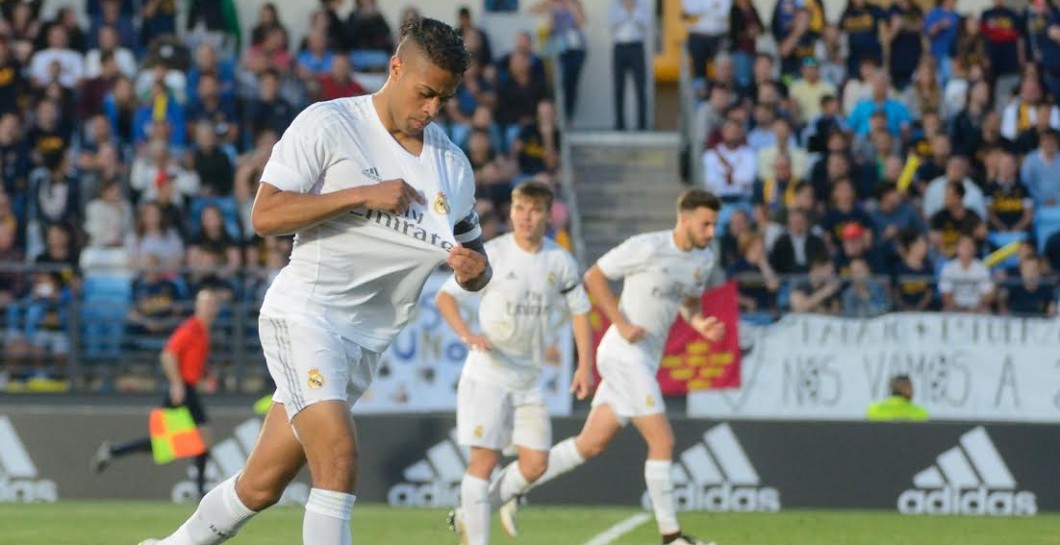 Mariano se señala el escudo tras marcarle al UCAM Murcia