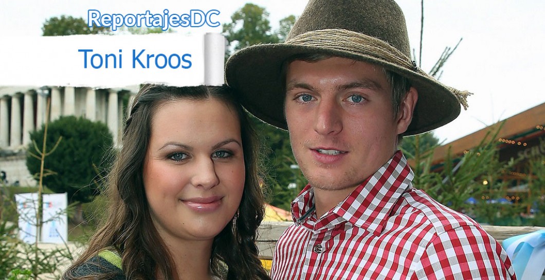 Toni Kroos posa junto a su esposa