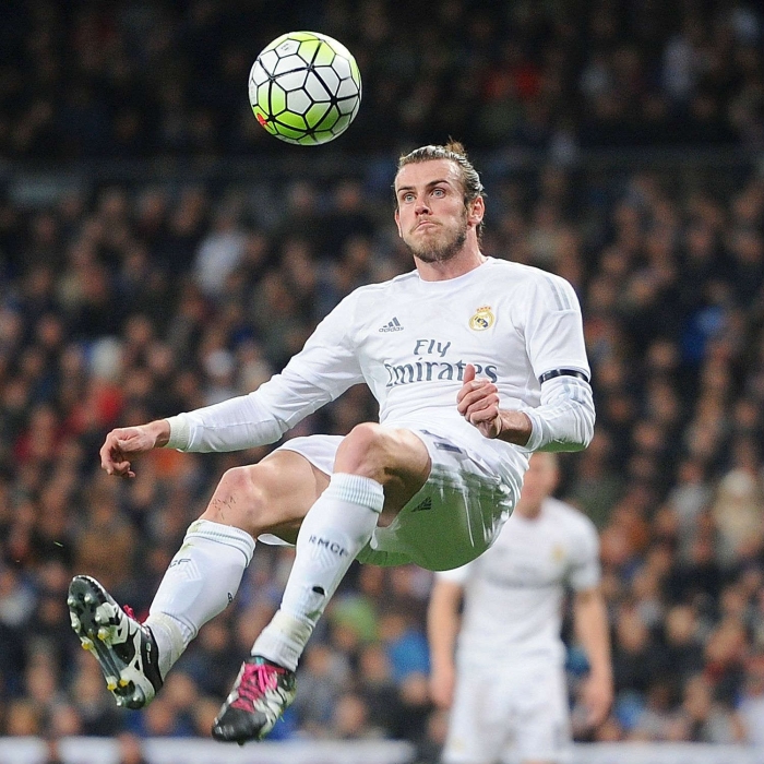 Bale salta por un balón en un partido de esta temporada