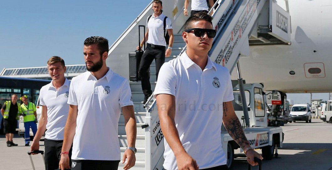 Jugadores del Madrid bajando del avión