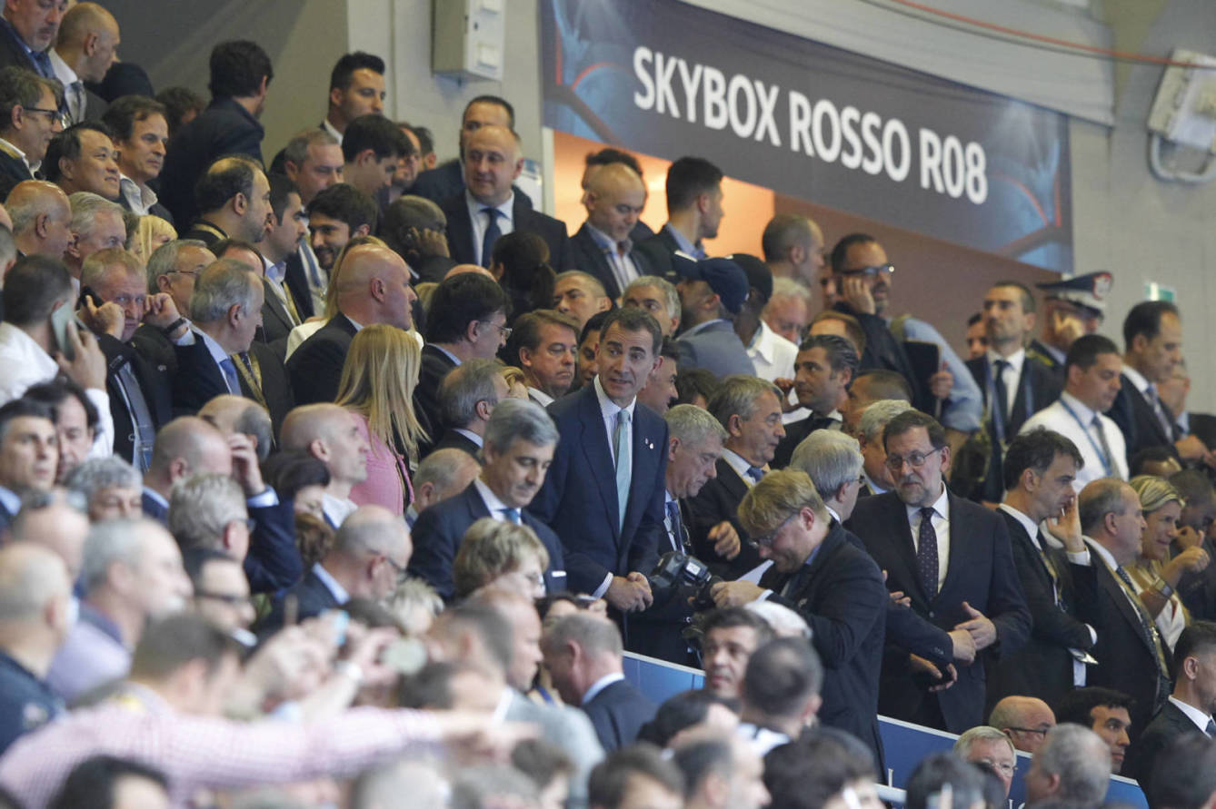 Cerezo saluda a Rajoy en la final de Milán