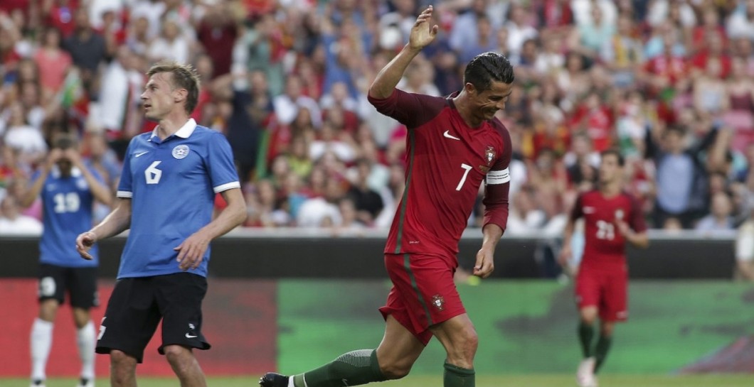 Cristiano celebra uno de sus goles ante Estonia