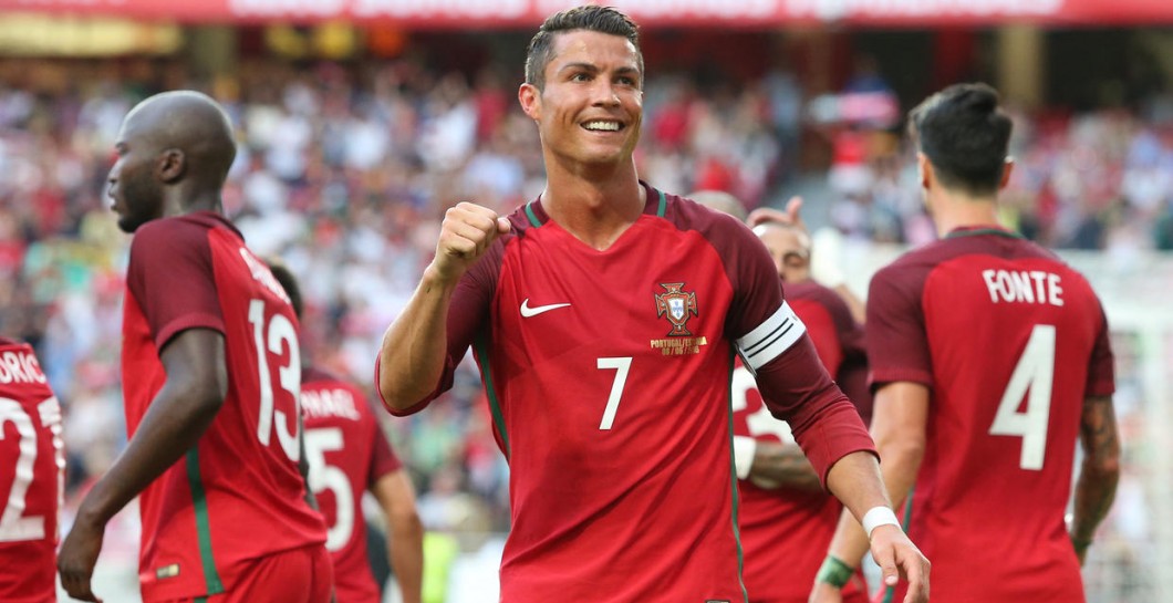 Cristiano en un partido con Portugal