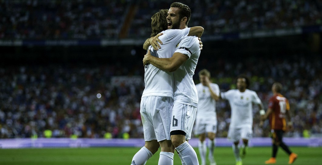Nacho Fernández se abraza con Modric