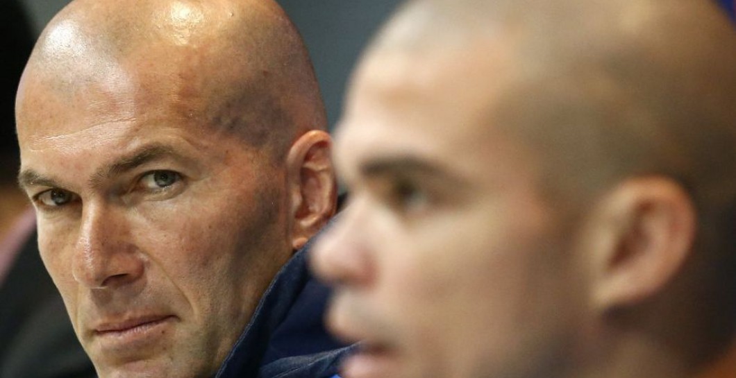 Zidane mira a Pepe durante una rueda de prensa