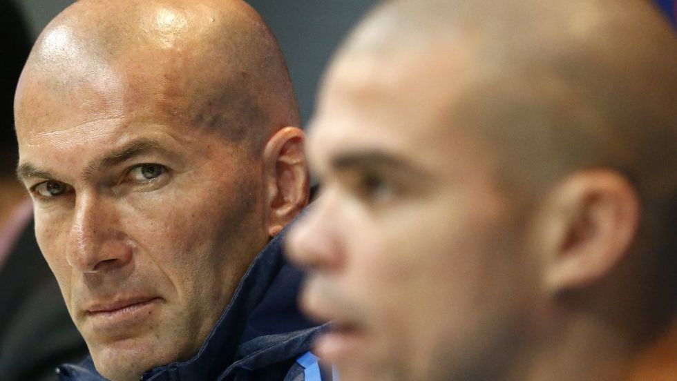 Zidane mira a Pepe durante una rueda de prensa