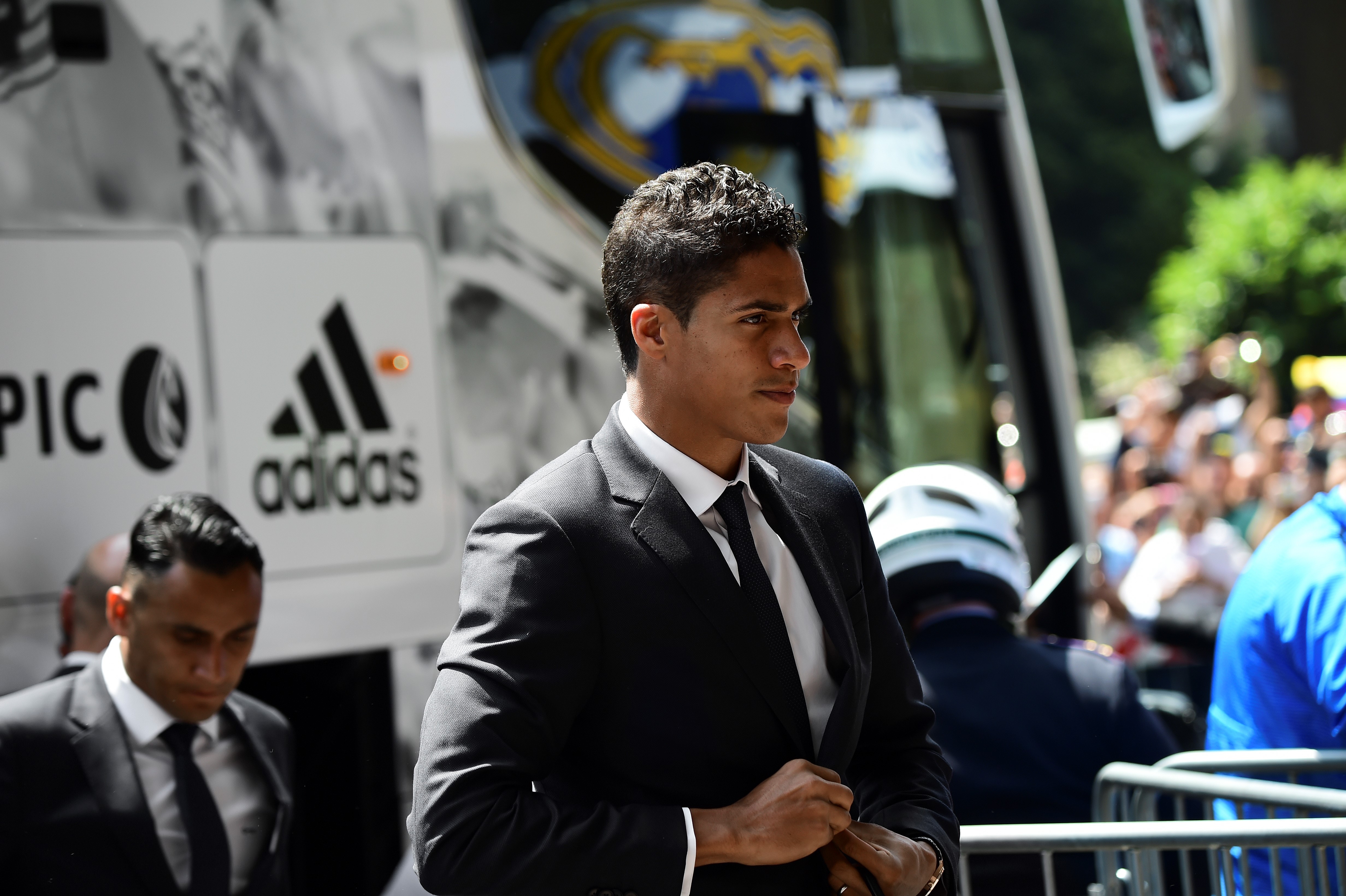 Varane bajando del autobús del Real Madrid