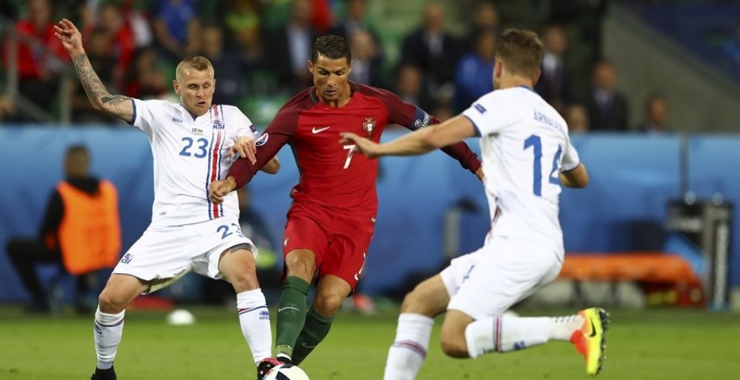 Cristiano Ronaldo en un lance del partido ante Islandia