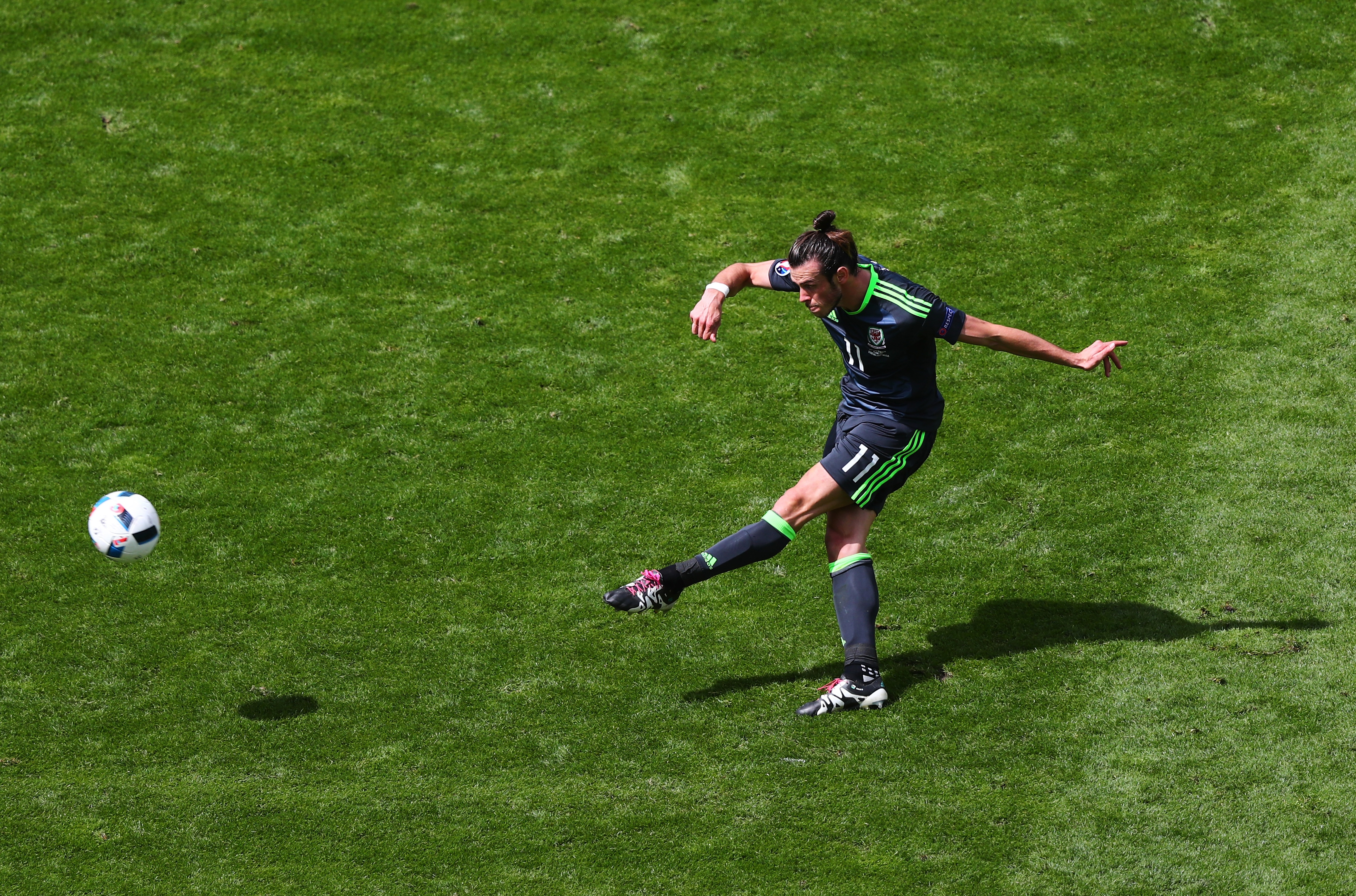 Bale en el momento de lanzar una falta