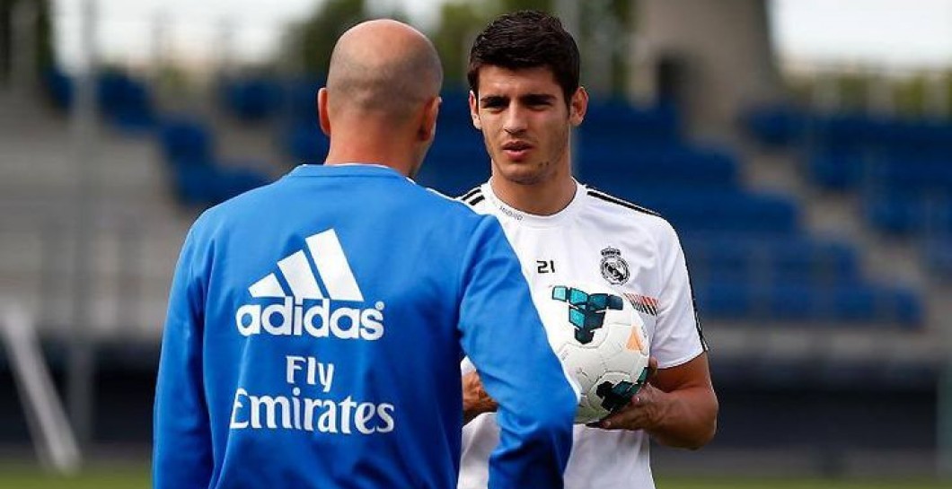 Zidane habla con Álvaro Morata durante la temporada 2013/14