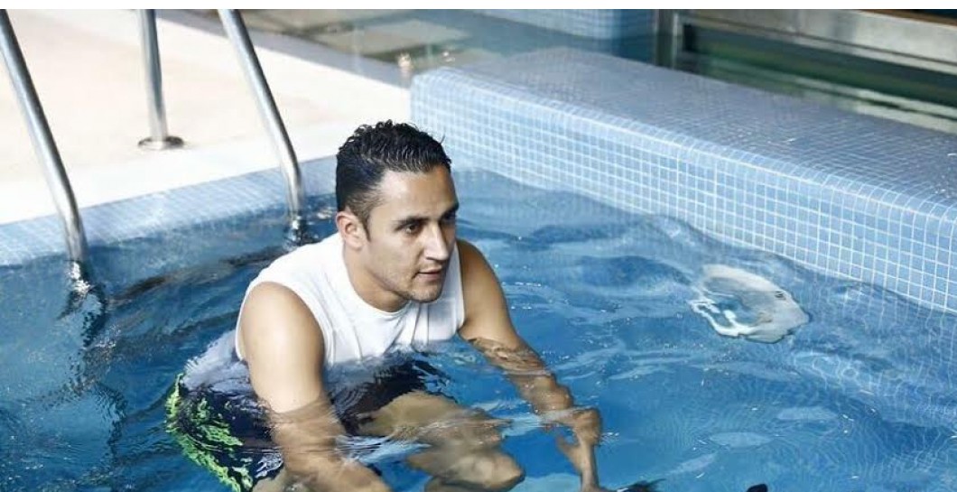 Keylor Navas trabaja en una de las piscinas de Valdebebas