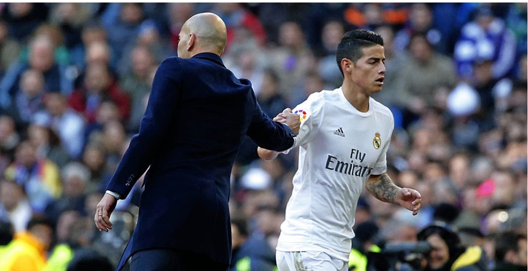 James saluda a Zidane durante un partido