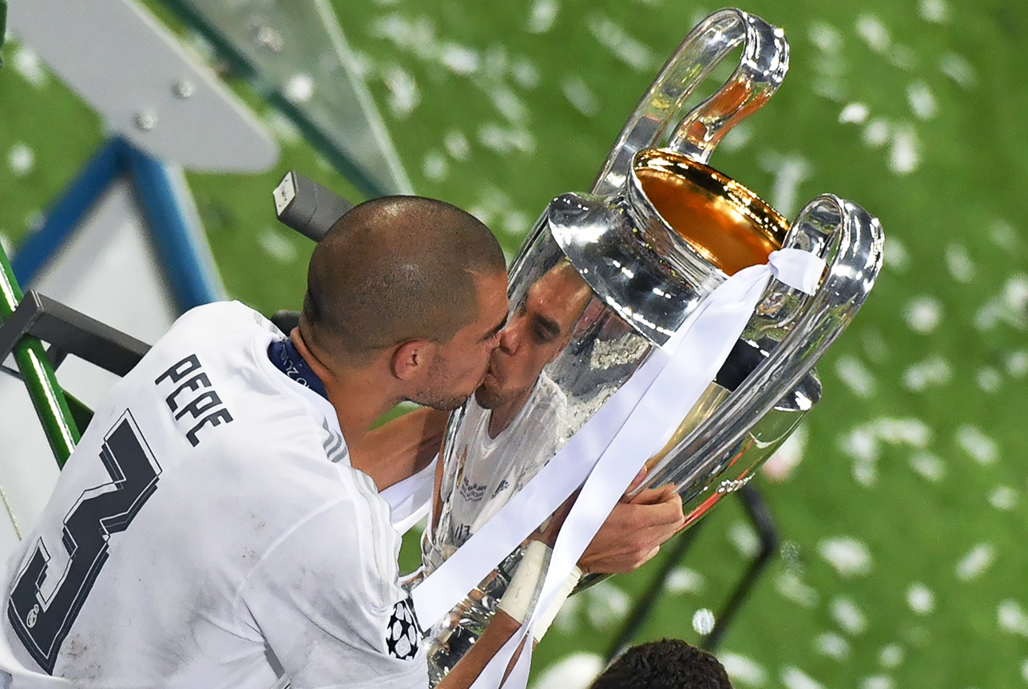 Pepe besa la Champions en Milán