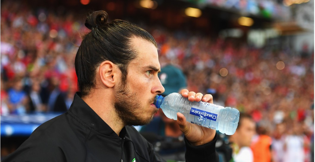 Bale bebe agua antes del partido contra Rusia