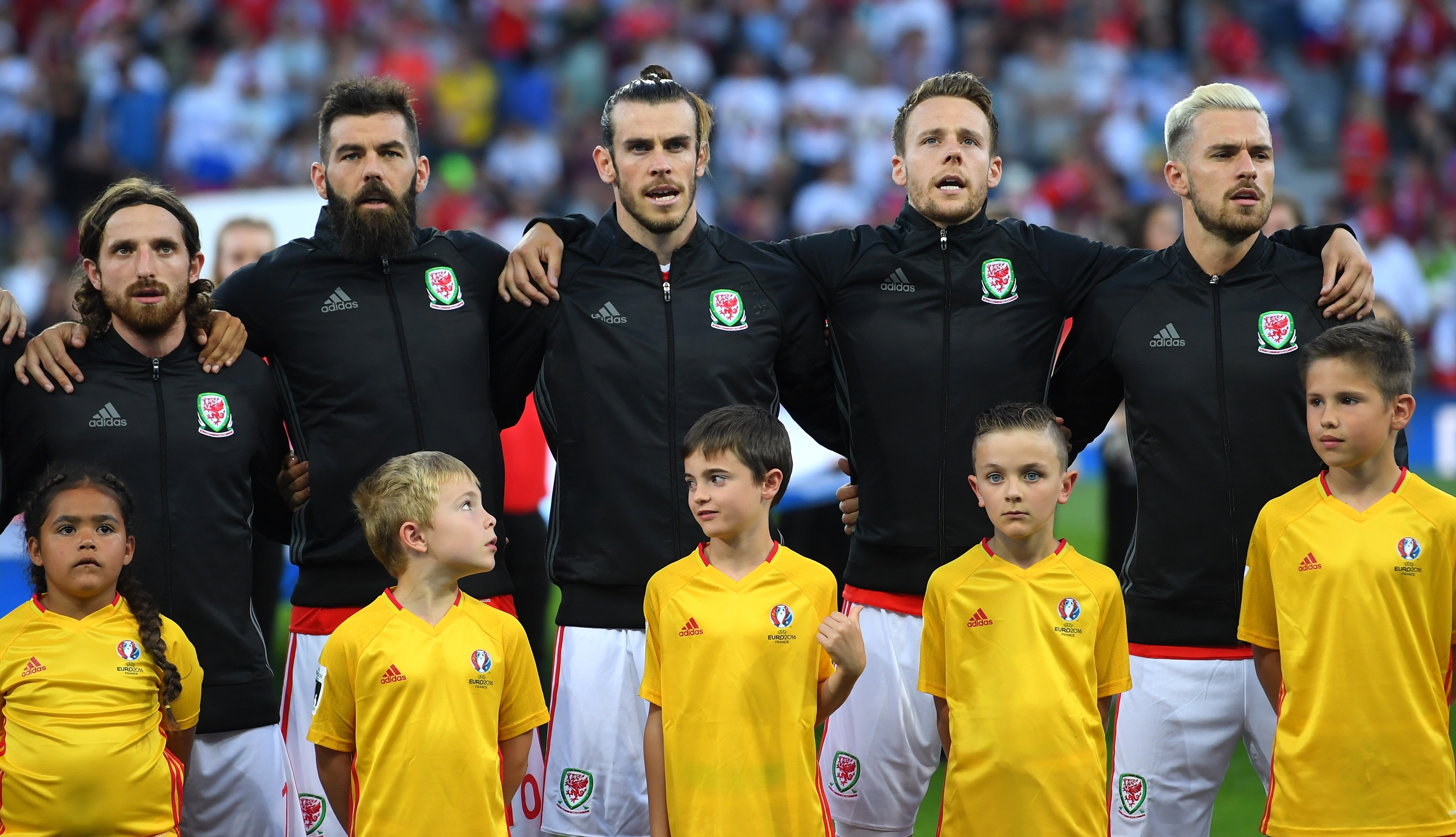 Bale en el momento de escuchar el himno de Gales