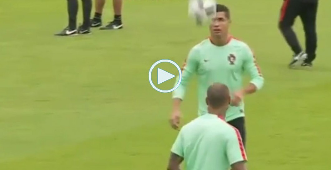 Cristiano Ronaldo se relajó haciendo filigranas en el entrenamiento