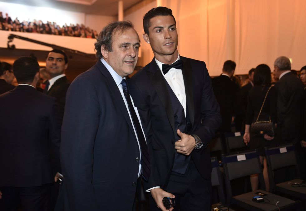 Cristiano Ronaldo posa en un acto con Platini