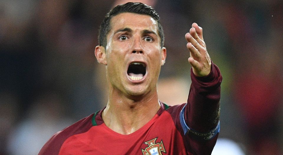 Cristiano Ronaldo protesta en un partido de la Eurocopa